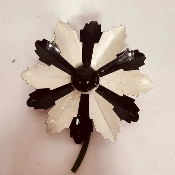 Vintage Black and White Floral Brooch - Picture 8 of 10